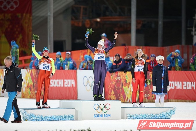 039 Daniela Iraschko-Stolz, Carina Vogt, Coline Mattel